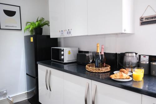 Η κουζίνα ή μικρή κουζίνα στο Bee Stays - Northway House