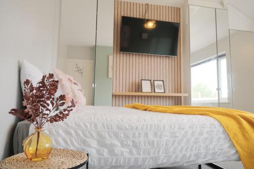 Bee Stays - Northway House في وارينغتون: غرفة معيشة مع أريكة بيضاء وتلفزيون