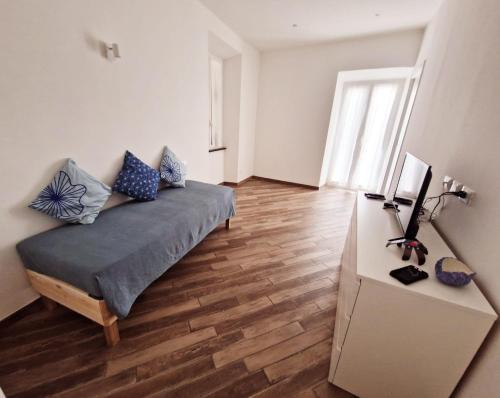 Pokój z łóżkiem z niebieskimi poduszkami w obiekcie Alla Mezzora - Finalborgo w mieście Finale Ligure