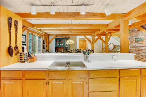 una cocina con armarios de madera y fregadero en Glen Road Lodge en Peru