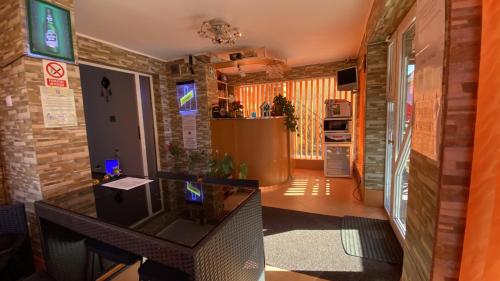 - un salon avec un comptoir et un mur en briques dans l'établissement Casa Fanel, à Buşteni