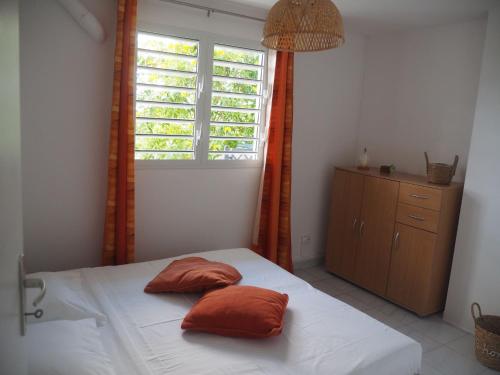 ル・ムルにあるLes jardins d'Émilieの枕が2つ置かれたベッドのある寝室