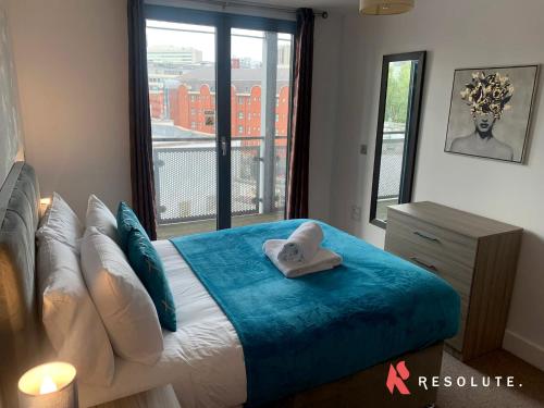 1 dormitorio con 1 cama con sombrero en Stylish Arcadian Centre - One Bedroom - Large Balcony - Bullring Shopping en Birmingham