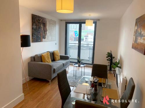 Stylish Arcadian Centre - One Bedroom - Large Balcony - Bullring Shopping في برمنغهام: غرفة معيشة مع أريكة وطاولة