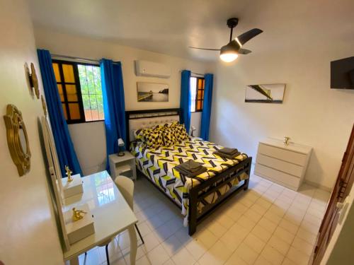 - une chambre avec un lit, un bureau et une fenêtre dans l'établissement Casa Corona Plaza, à Santiago de los Caballeros