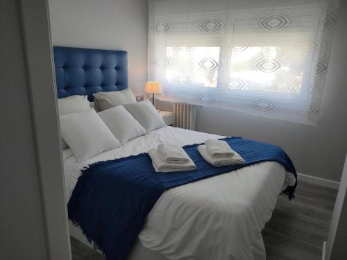 1 dormitorio con 1 cama con 2 toallas en Claro de Luna, en Pontevedra