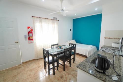 cocina con mesa y sillas en una habitación en Apartamento Lo de Ana en Termas de Río Hondo