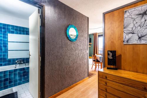 une salle de bain avec un lavabo et un miroir dans l'établissement Pied des pistes - Balcon - Chiens bienvenus, à Saint-Jean-dʼAulps