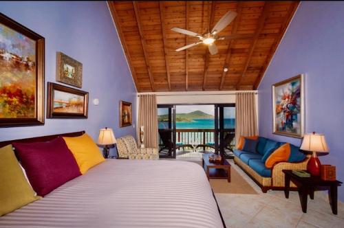 1 dormitorio con 1 cama y sala de estar en Sapphire Beachfront Renovated Villa 1200 SF! - Free Wi-Fi en East End