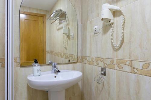 La salle de bains est pourvue d'un lavabo et d'un miroir. dans l'établissement Puerta del Sol TRM only adults Aparts, à Torremolinos