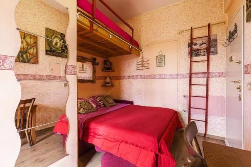 ein Schlafzimmer mit einem roten Bett in einem Zimmer in der Unterkunft CASA Bella in Rom