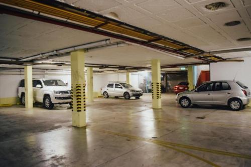 een parkeergarage met meerdere auto's erin geparkeerd bij Posada de San Isidro in San Isidro