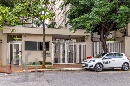 a white car parked in front of a house at Lindo apartamento a passos do Expo Center Norte in São Paulo