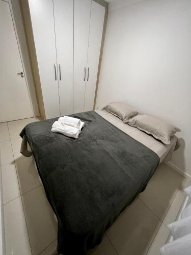 a bed in a room with white cabinets at Lindo apartamento a passos do Expo Center Norte in Sao Paulo