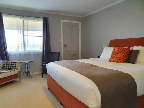 Una cama o camas en una habitación de Sancerre Estate
