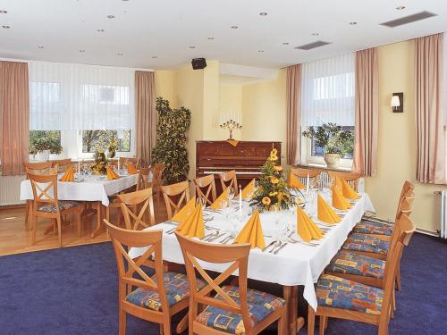 a large dining room with tables and chairs at Kärntner Stub'n in Königslutter am Elm