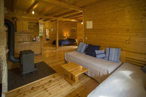 a room with a couch and a table in a cabin at Ranch Jelov Klanac in Rakovica