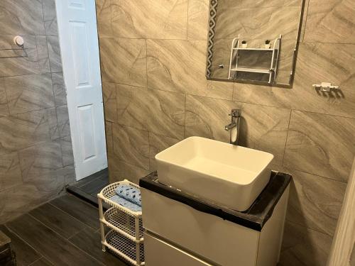 ein Bad mit einem Waschbecken und einem Spiegel in der Unterkunft Departamento en segundo piso de casa familiar in Iquique