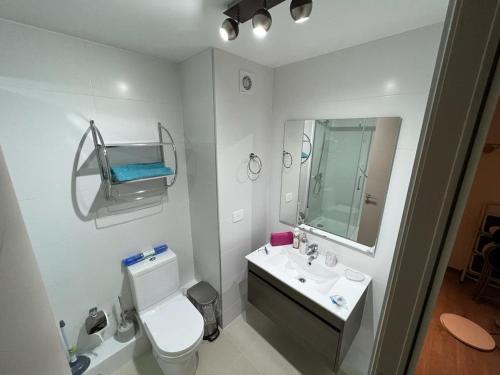ein weißes Bad mit einem WC und einem Waschbecken in der Unterkunft Departamento Nuevo Papudo - Full equipado - 7 personas in Papudo