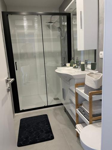 een badkamer met een douche en een wastafel bij LevelUp 3 Living Graz m. SelfCheckIn in Graz