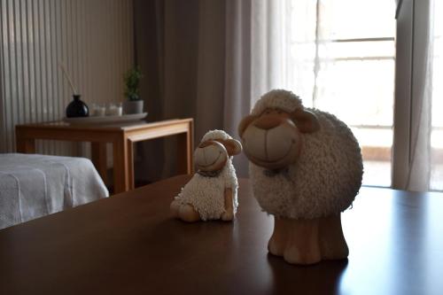 two stuffed animals sitting on top of a table at Κεντρικό και ευρύχωρο οροφοδιαμέρισμα in Kastoria