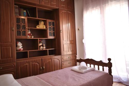 a bedroom with a bed and a book shelf at Κεντρικό και ευρύχωρο οροφοδιαμέρισμα in Kastoria
