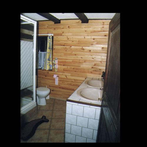 a bathroom with a toilet and a tub and a sink at Chambre d'Hôtes chez Nadine Hamm in Weiterswiller