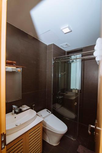 a bathroom with a toilet and a sink and a shower at Vyanh villa in Dong Hoi