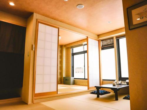 um quarto com um espelho e uma mesa num quarto em 和正堂・禅 em Kobe