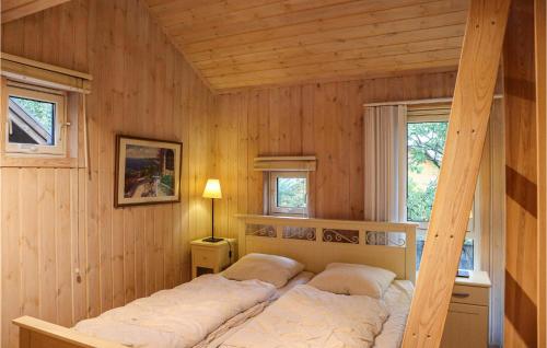 リソルにあるAmazing Home In Risr With 3 Bedrooms, Jacuzzi And Wifiの木製の壁のベッドルーム1室