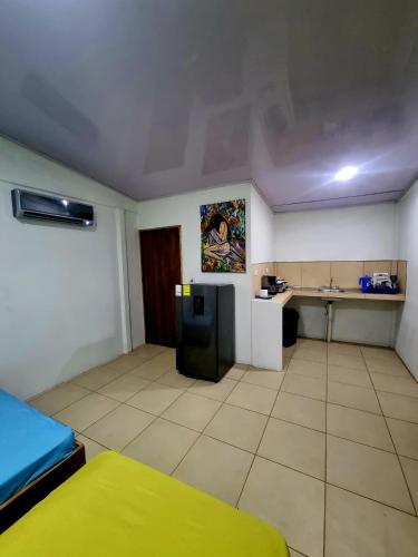une grande chambre avec une cuisine et une chambre avec une cuisine dans l'établissement Ballena Oasis Homes( Dep Estudio con AC), à Uvita