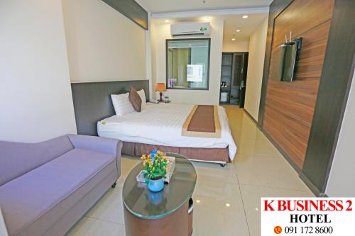 Habitación de hotel con cama y sofá en K Business 2 Hotel My Dinh 미딩, en Hanói