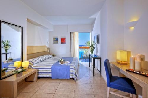 Postel nebo postele na pokoji v ubytování Sitia Beach City Resort & Spa