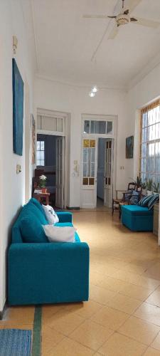 a living room with a blue couch in a room at Hostel La Cumbre Tandil in Tandil