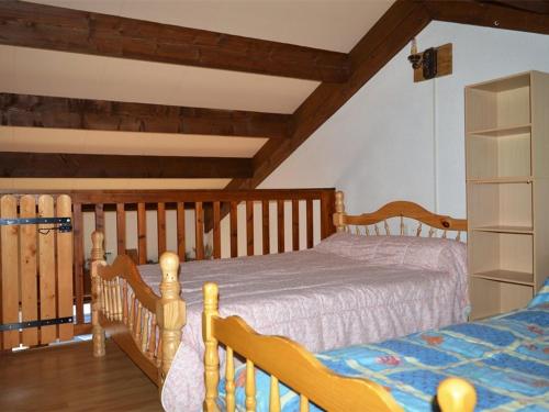 sypialnia z łóżkiem i półką na książki w obiekcie Appartement cosy avec mezzanine et parking, proche des pistes - FR-1-592-47 w mieście Bolquere Pyrenees 2000