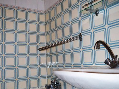 a bathroom with a sink and blue and white tiled walls at Appartement Bolquère-Pyrénées 2000, 2 pièces, 7 personnes - FR-1-592-47 in Font-Romeu-Odeillo-Via