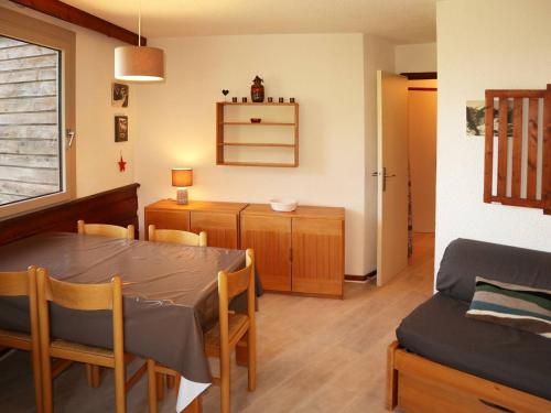 une cuisine et une salle à manger avec une table et des chaises dans l'établissement Appartement 2 pièces, 4/5 pers, accès pistes, parking, WiFi, animaux admis - FR-1-322-488, aux Orres