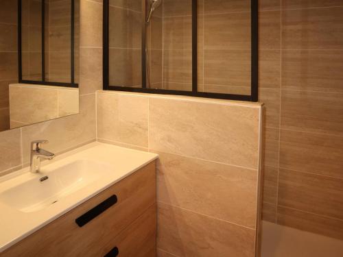 une salle de bain avec un lavabo et un miroir dans l'établissement Appartement 2 pièces, 4/5 pers, accès pistes, parking, WiFi, animaux admis - FR-1-322-488, aux Orres