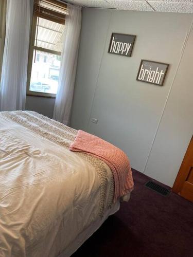 Ein Bett oder Betten in einem Zimmer der Unterkunft 2-Bedroom Quincy Apt. with private parking & Wifi