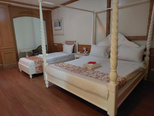 sypialnia z 2 łóżkami i białymi poduszkami w obiekcie Hotel Vanna Angeles City Pampanga by RedDoorz w mieście Angeles