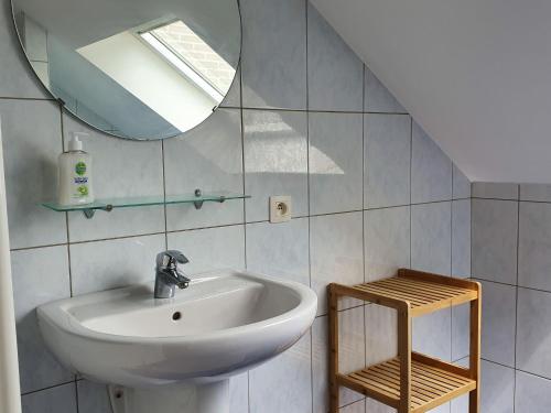 een badkamer met een wastafel en een spiegel bij Luxury holiday home in Marchin with wellness in Marchin