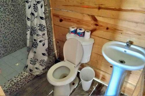 y baño con aseo y lavamanos. en Private Cabin Over the Water PLUS Meals - San Blas Islands - private bathroom, en Panamá