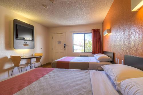 Postel nebo postele na pokoji v ubytování Motel 6 Las Vegas, NV – I-15 Stadium