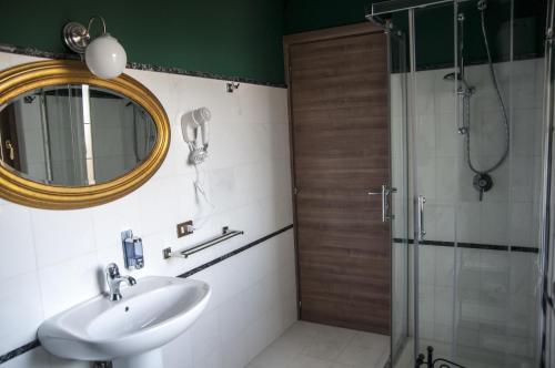 a bathroom with a sink and a shower with a mirror at Casale delle Rose B&B Fattoria in Montepagano