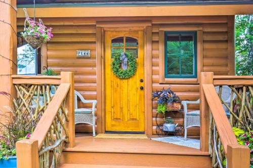 Lakefront Cabin with Private Dock and Fire Pit!にある庭