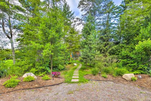 Lakefront Cabin with Private Dock and Fire Pit!にある庭