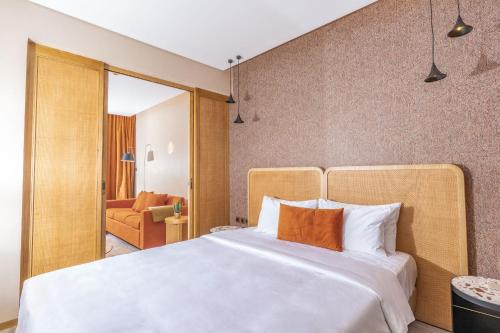 Ένα ή περισσότερα κρεβάτια σε δωμάτιο στο The House Hotel Al Khiran