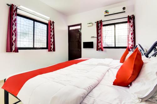Cama o camas de una habitación en Hotel O Omkar Guest House Near Immaculate Conception Church