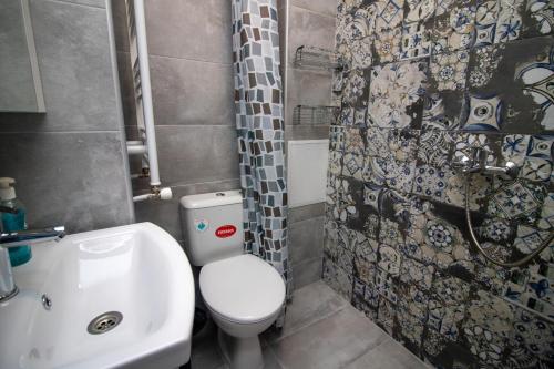 A bathroom at Mountain View Apartment 1 + Parking