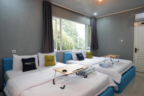 Cama o camas de una habitación en Urbanview Hotel Umbrella Dieng by RedDoorz